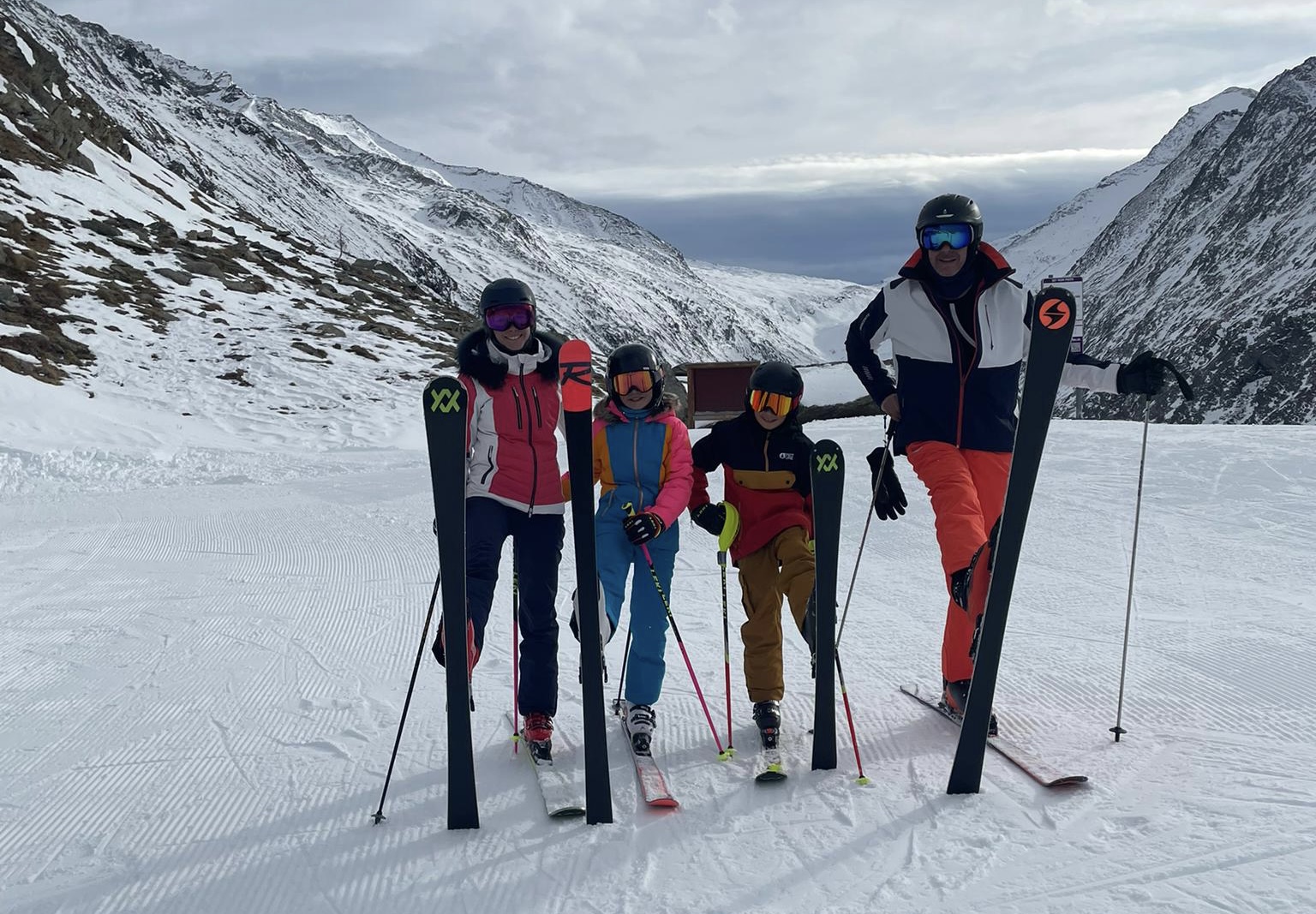 Familie auf Ski